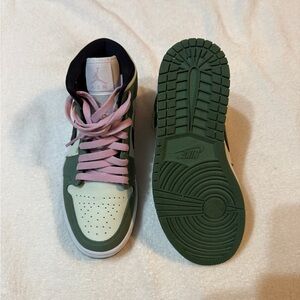 Wmns Air Jordan 1 Mid SE 'Dutch Green' - SIZE 8
